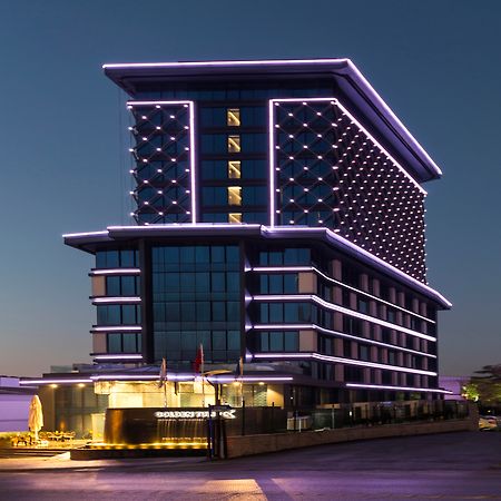 Отель Golden Tulip Istanbul Bayrampasa Экстерьер фото The hotel at night