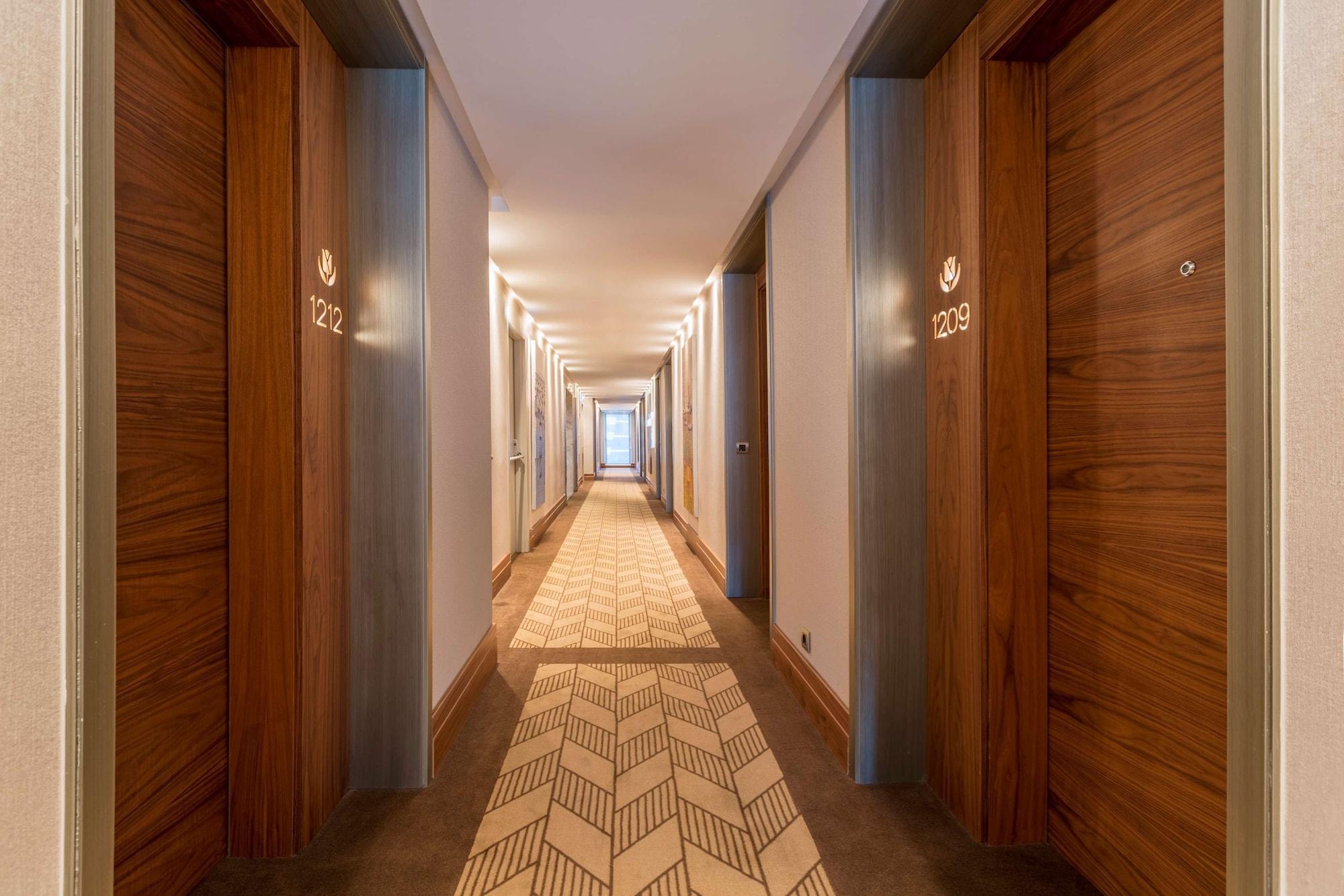 Отель Golden Tulip Istanbul Bayrampasa Экстерьер фото A corridor at the hotel