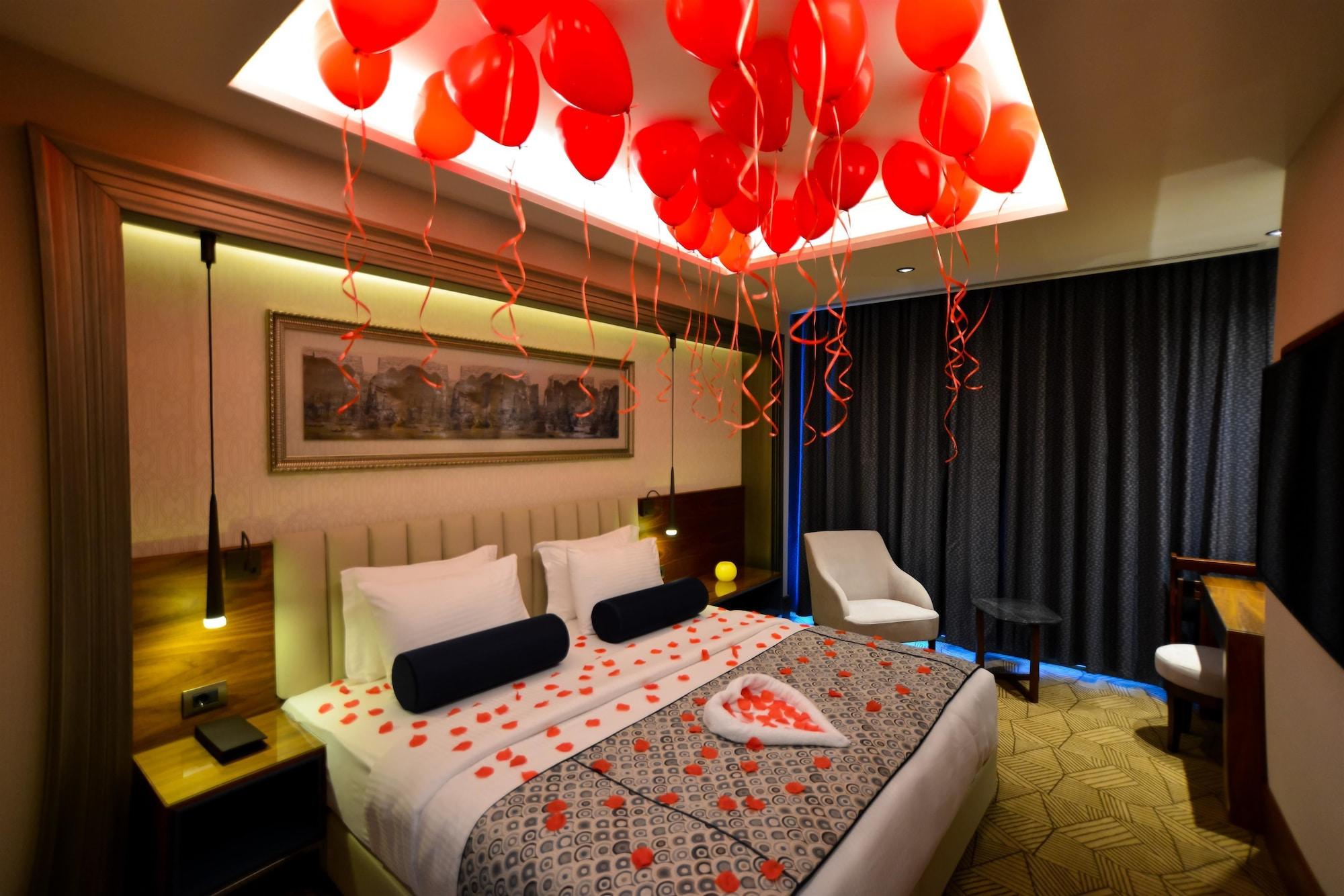 Отель Golden Tulip Istanbul Bayrampasa Экстерьер фото A room at the hotel