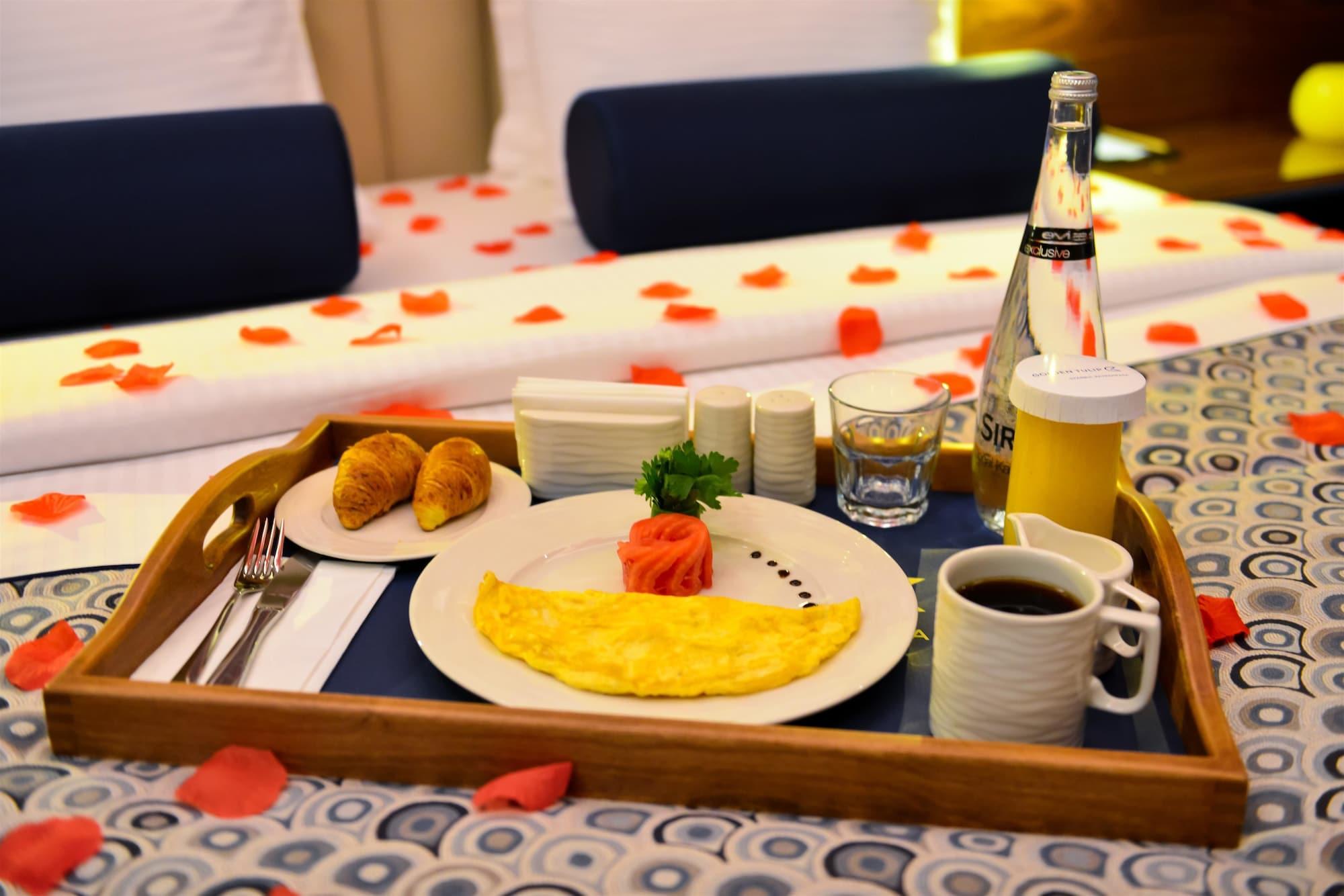 Отель Golden Tulip Istanbul Bayrampasa Экстерьер фото Room service breakfast
