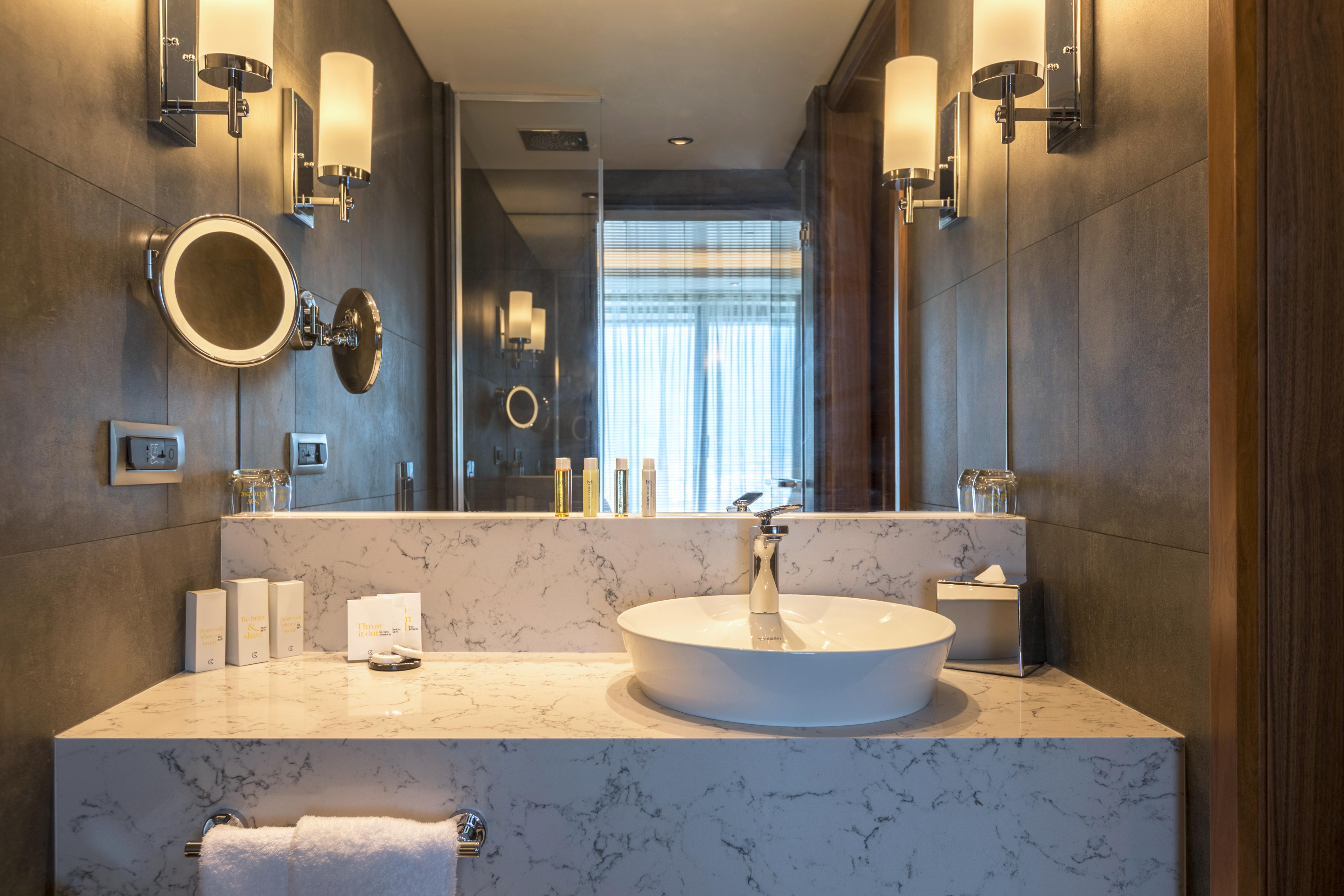 Отель Golden Tulip Istanbul Bayrampasa Экстерьер фото Bathroom