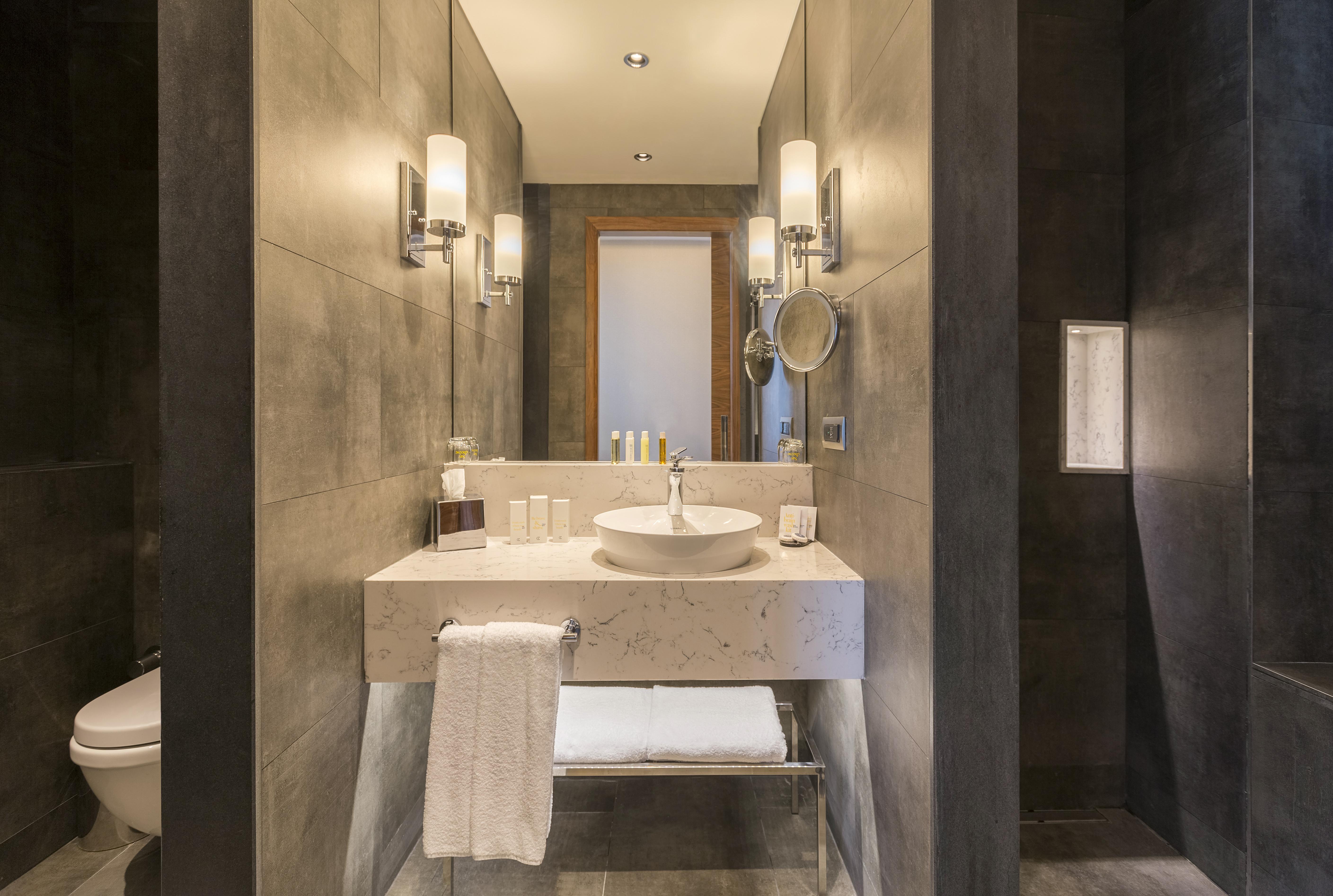 Отель Golden Tulip Istanbul Bayrampasa Экстерьер фото Bathroom