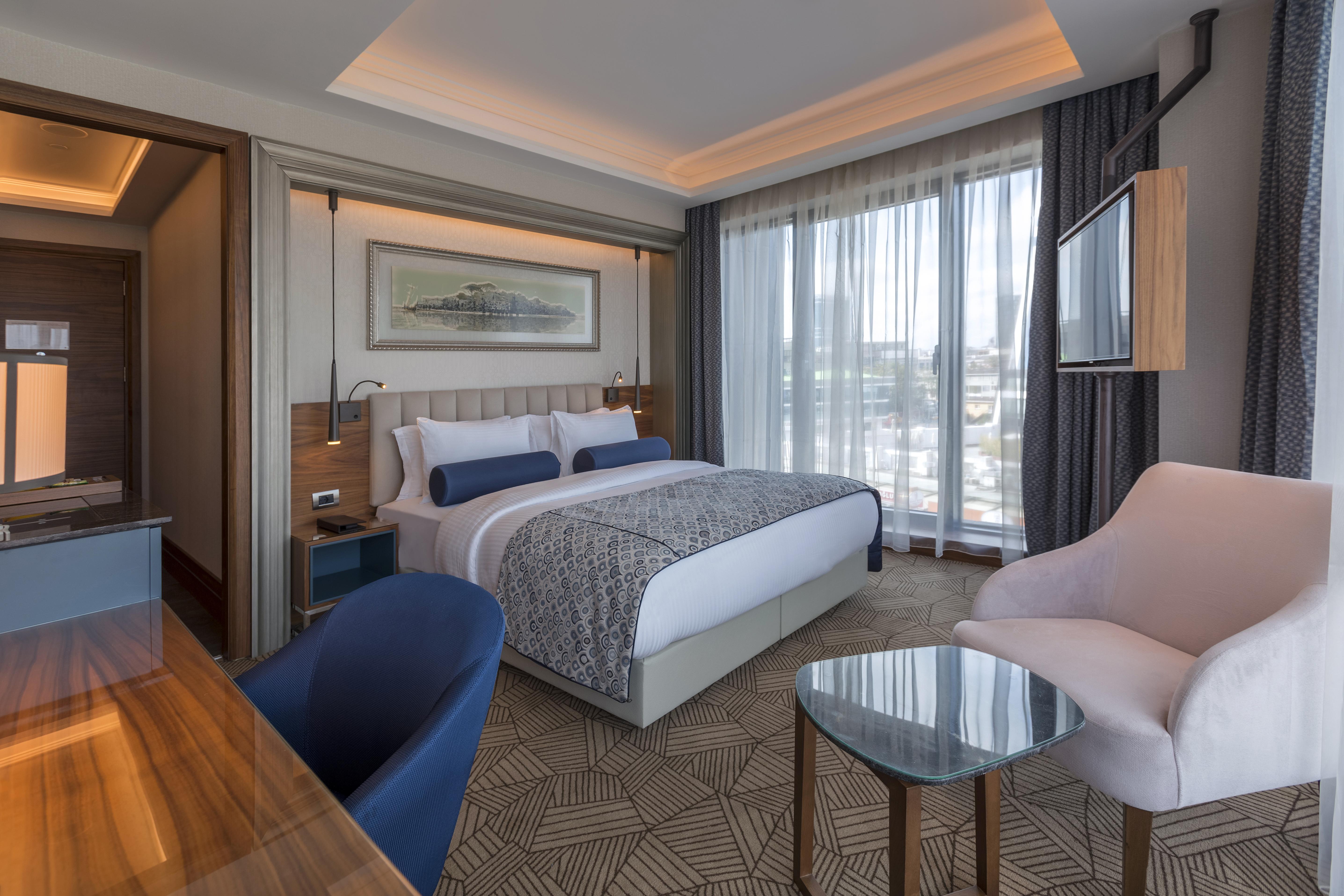 Отель Golden Tulip Istanbul Bayrampasa Экстерьер фото A room at the hotel