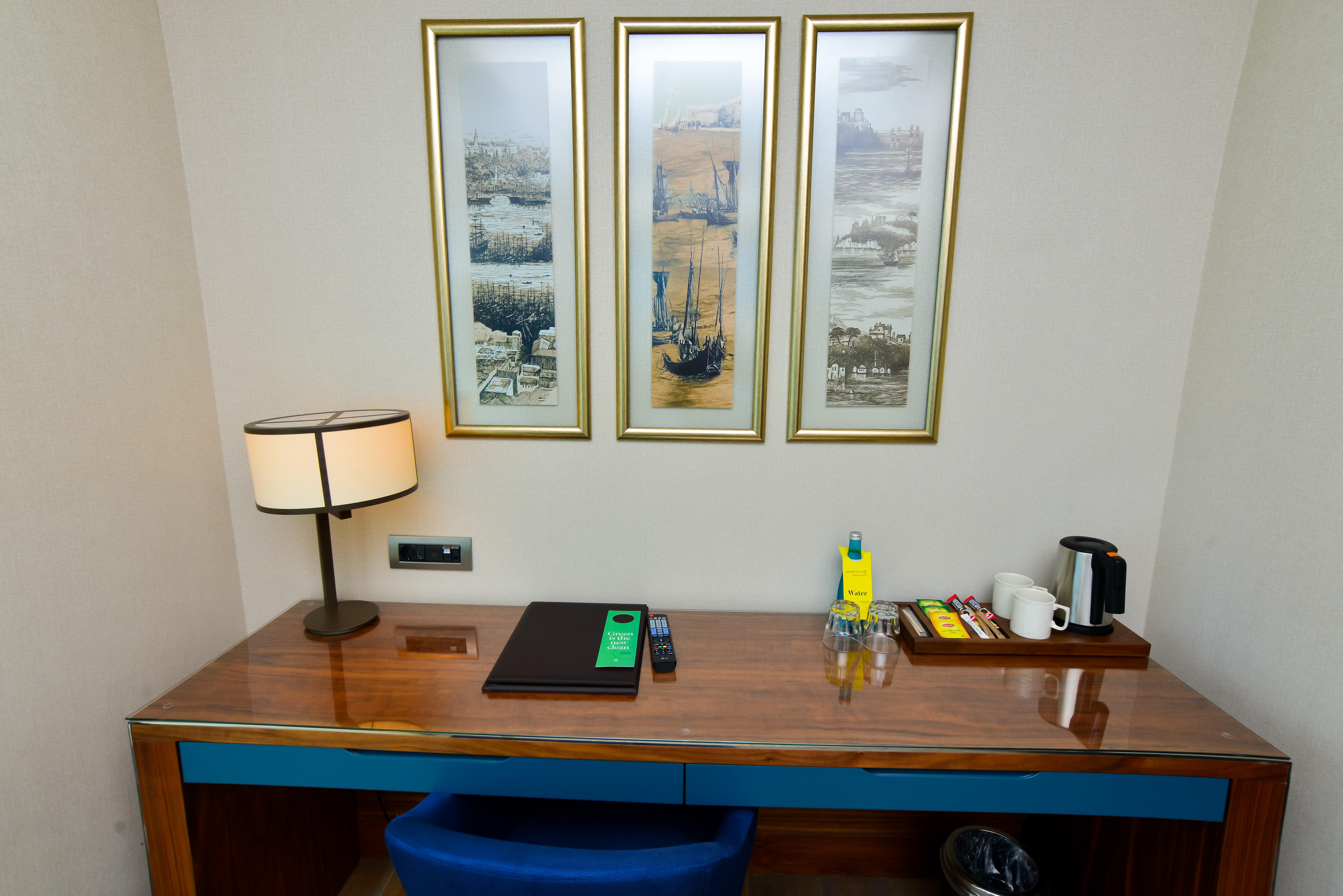 Отель Golden Tulip Istanbul Bayrampasa Экстерьер фото A work desk in a hotel room