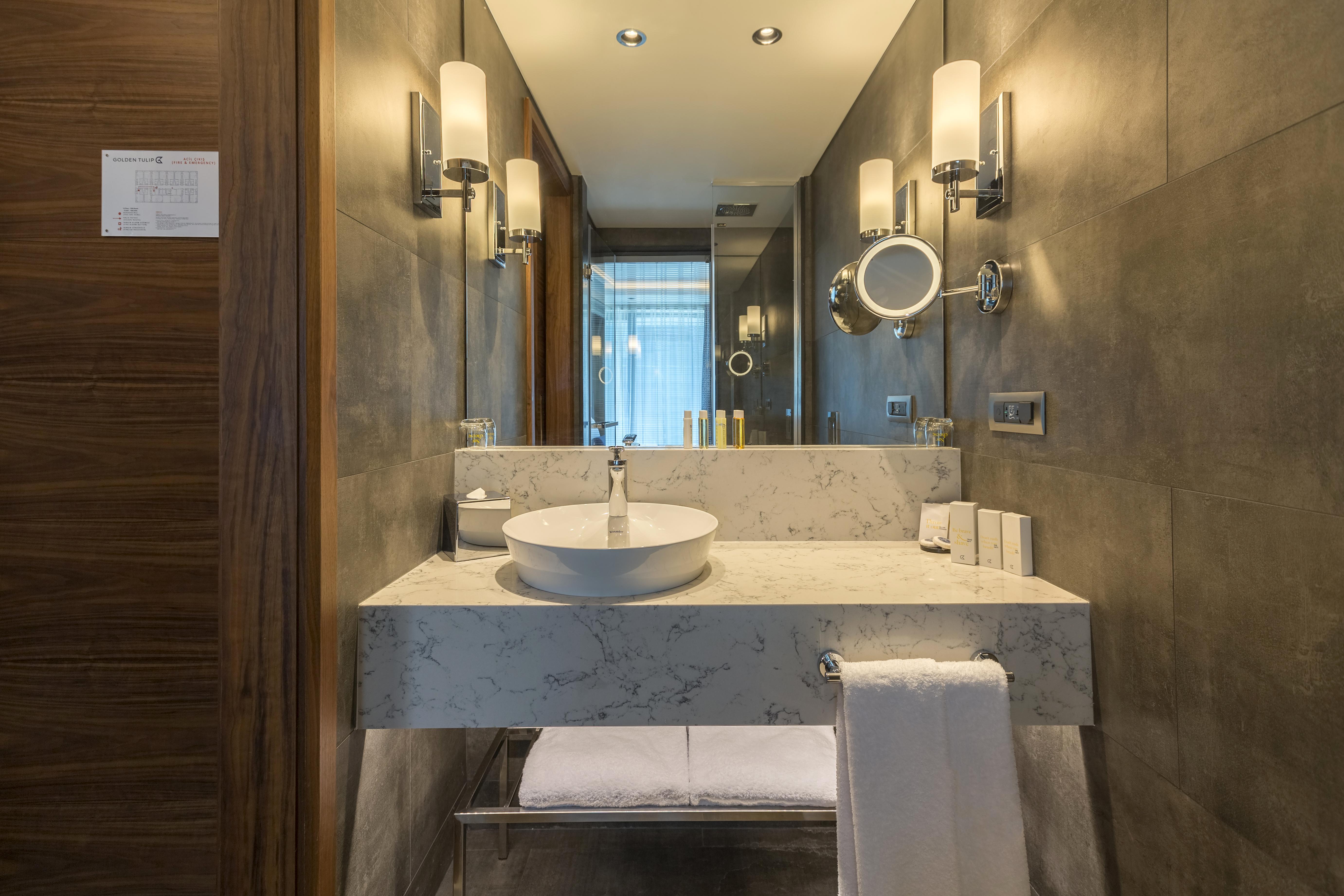 Отель Golden Tulip Istanbul Bayrampasa Экстерьер фото