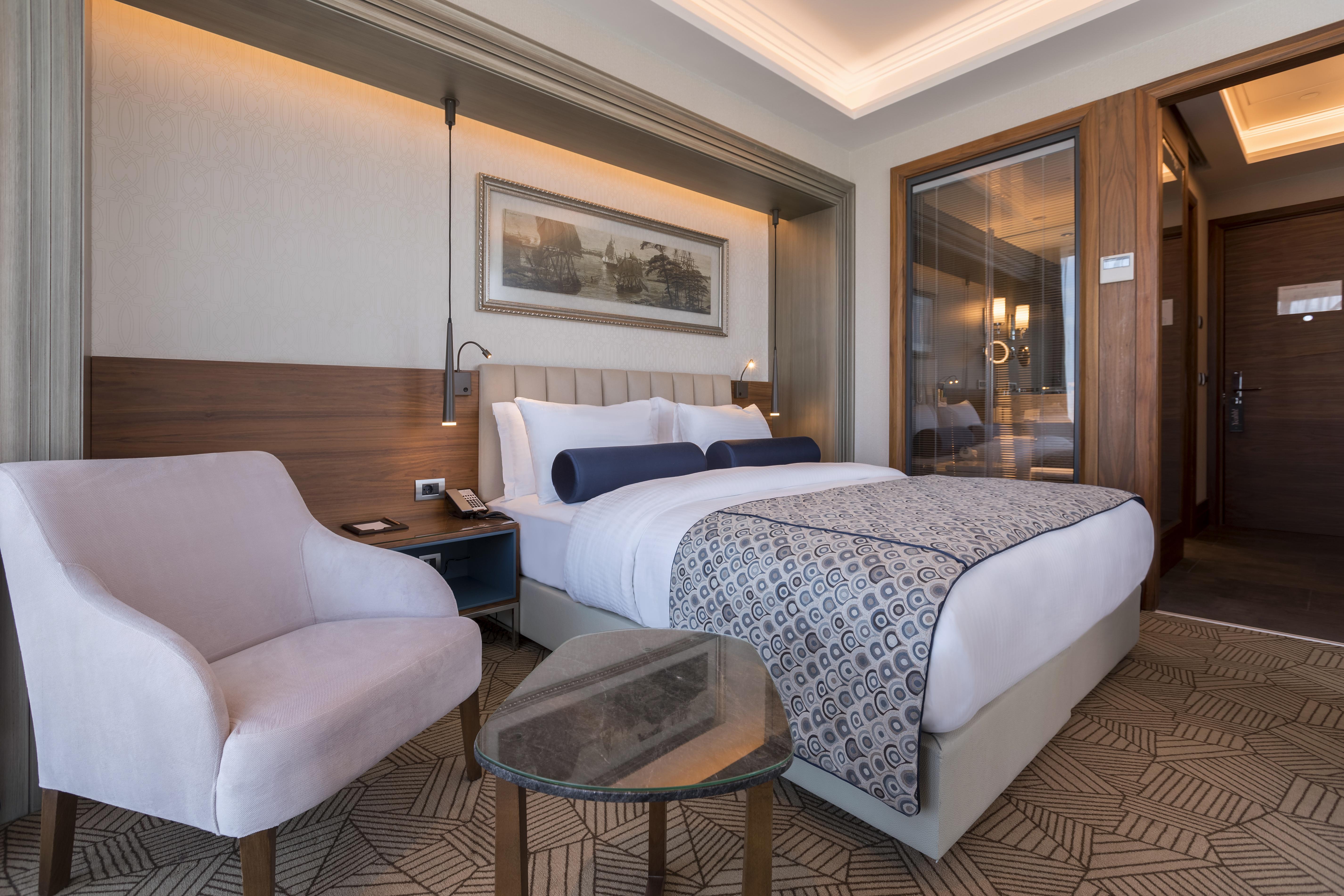 Отель Golden Tulip Istanbul Bayrampasa Экстерьер фото A room at the hotel