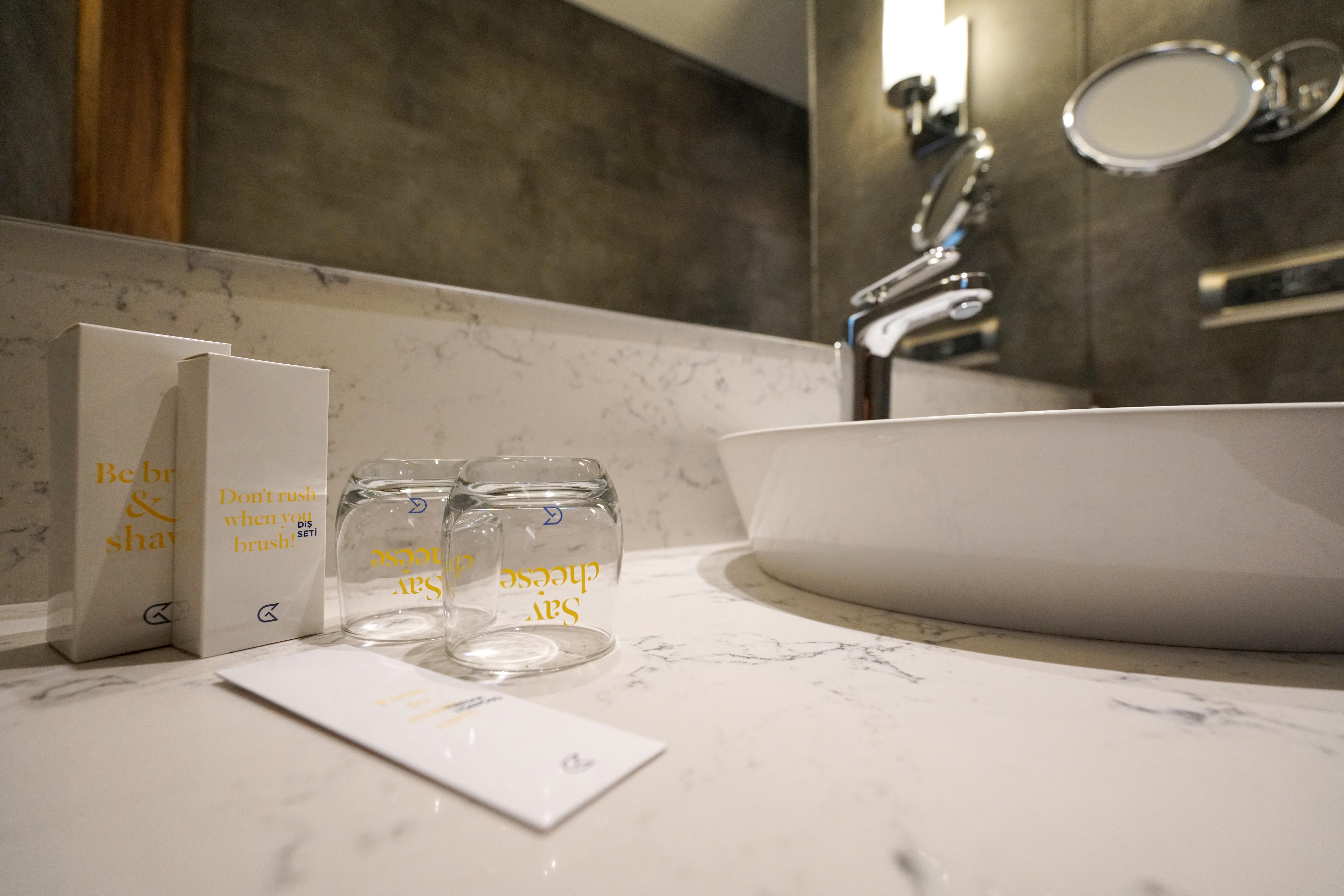 Отель Golden Tulip Istanbul Bayrampasa Экстерьер фото Bathroom amenities