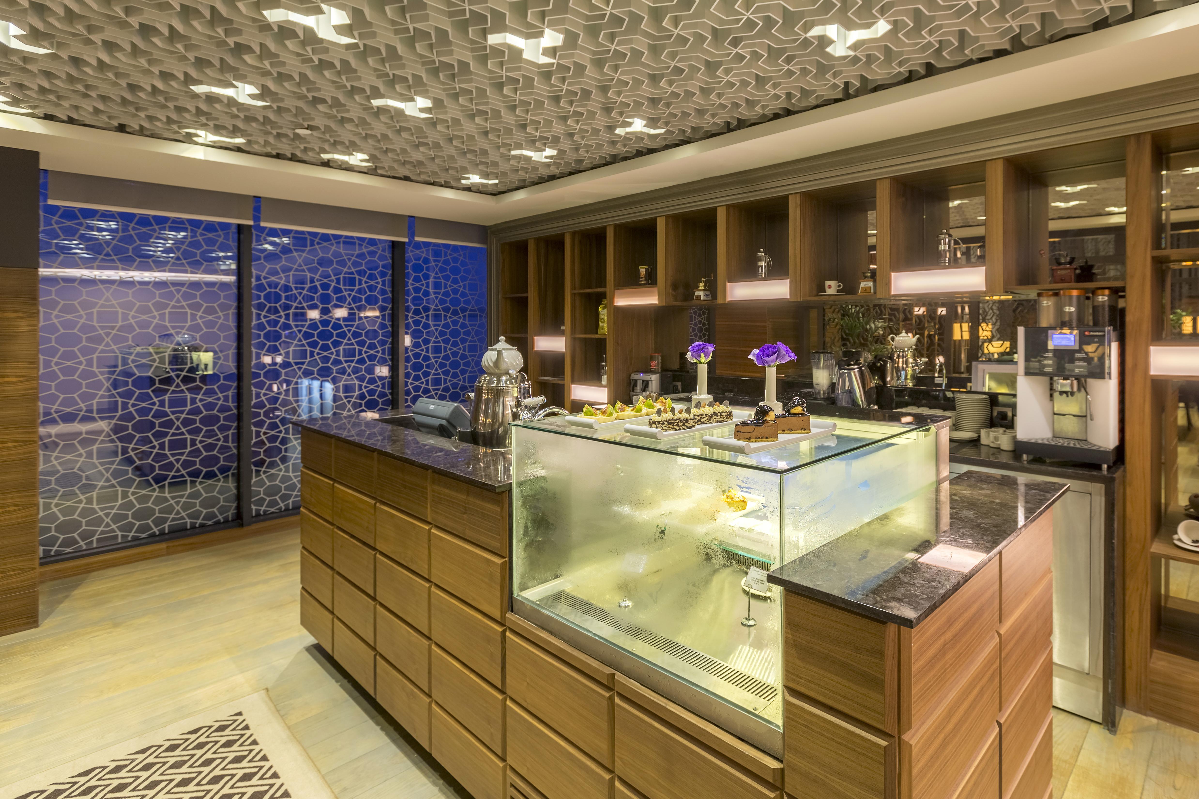 Отель Golden Tulip Istanbul Bayrampasa Экстерьер фото The lounge at the airport