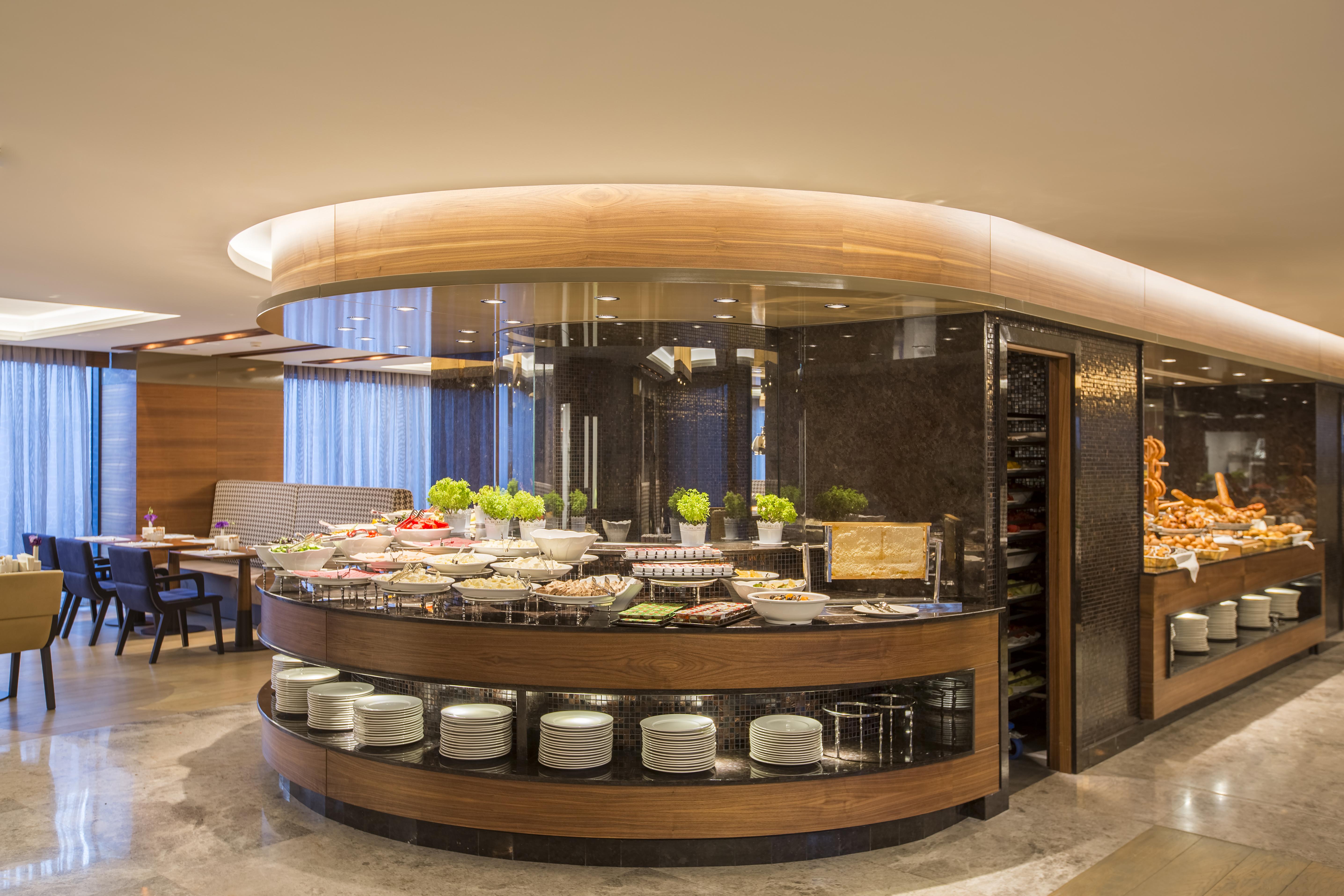 Отель Golden Tulip Istanbul Bayrampasa Экстерьер фото The buffet at the hotel