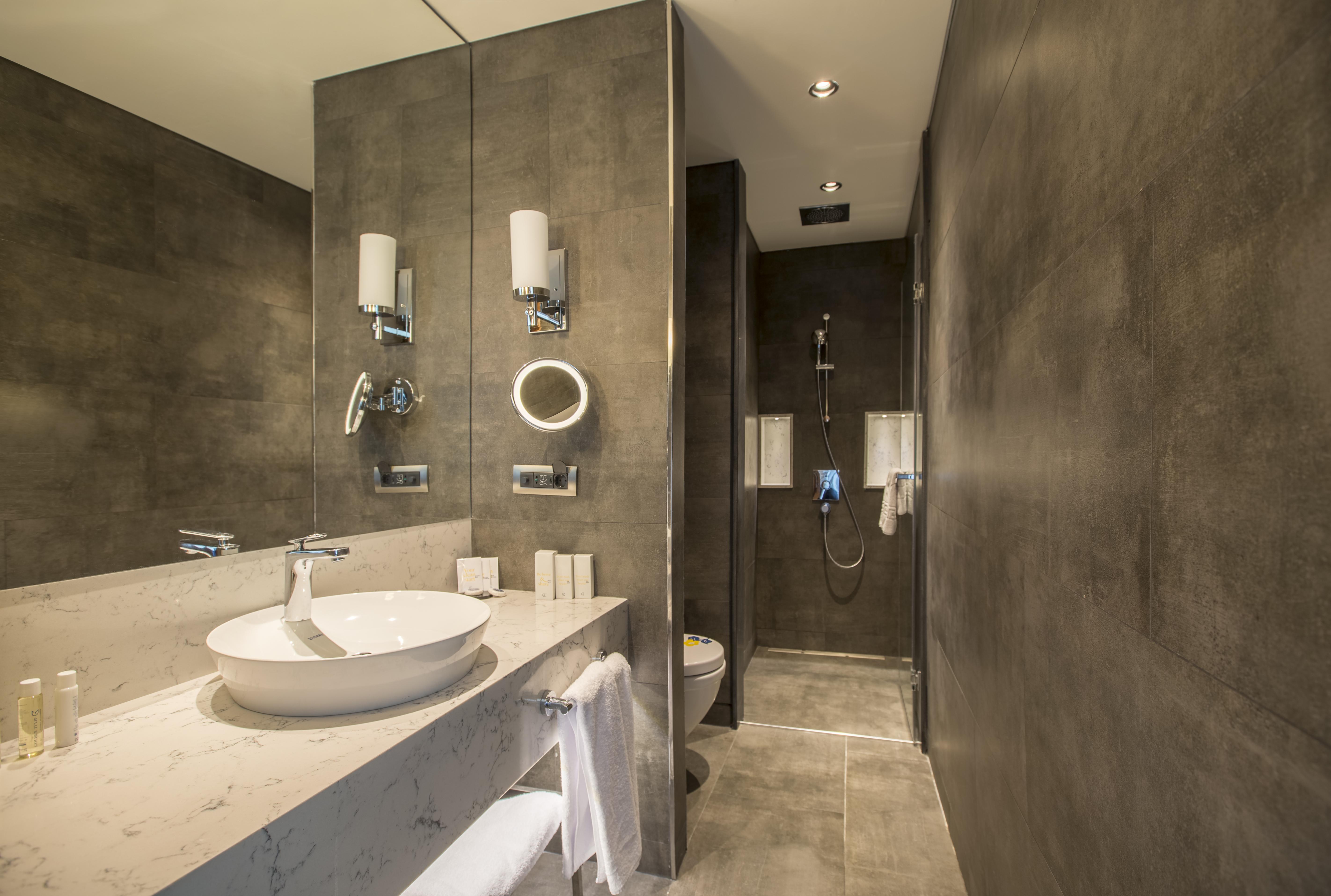 Отель Golden Tulip Istanbul Bayrampasa Экстерьер фото Bathroom