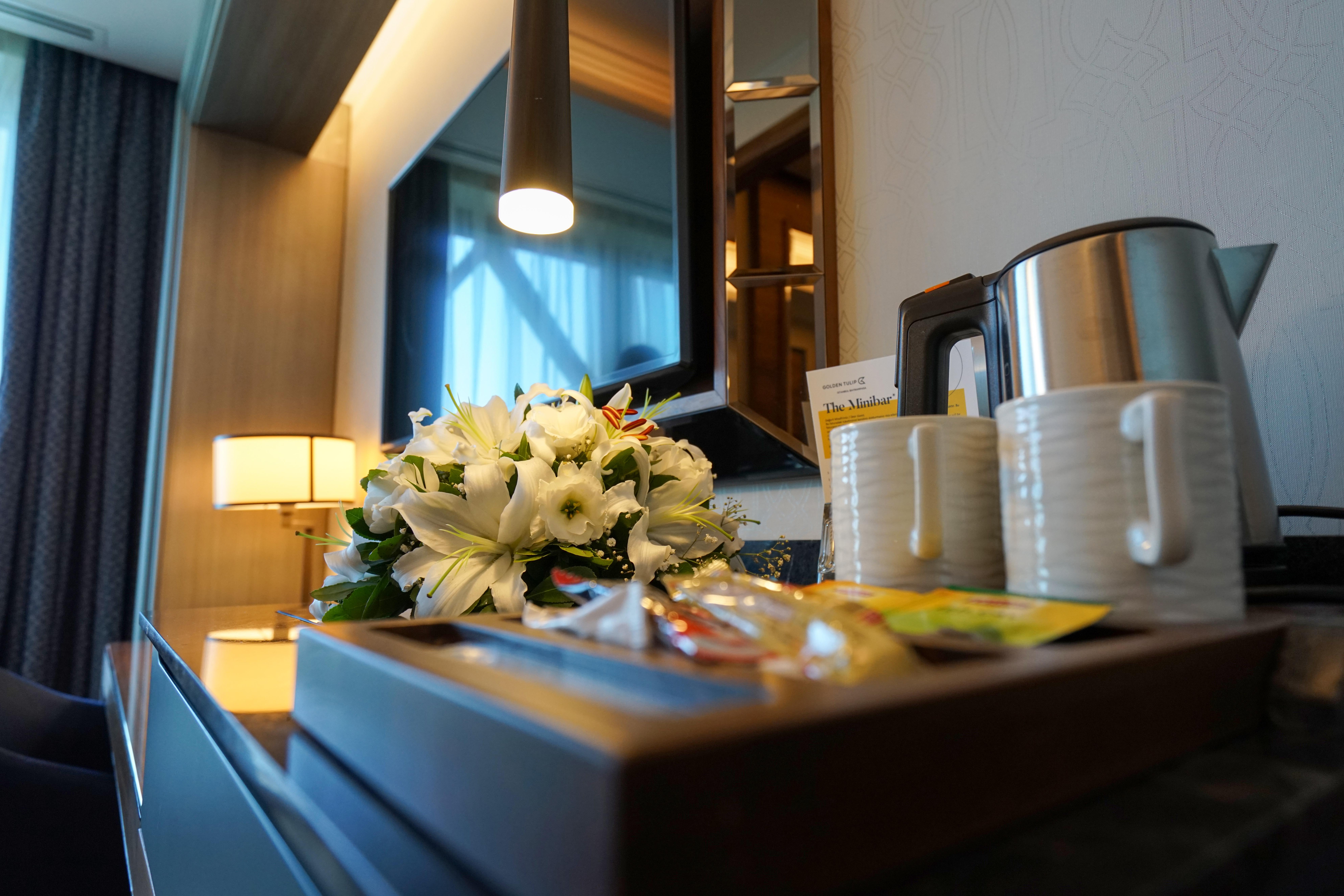 Отель Golden Tulip Istanbul Bayrampasa Экстерьер фото A room at the hotel