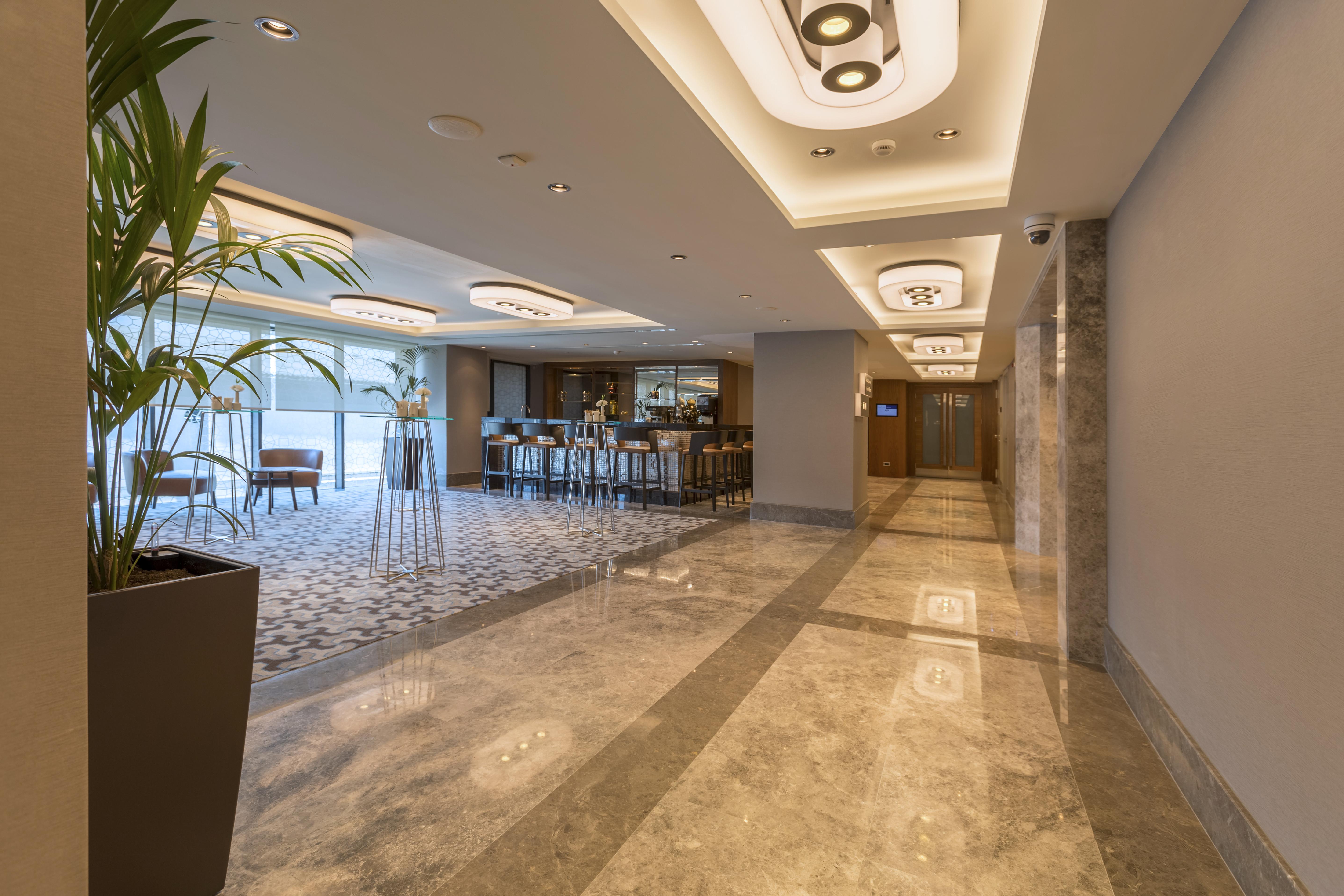 Отель Golden Tulip Istanbul Bayrampasa Экстерьер фото Lobby