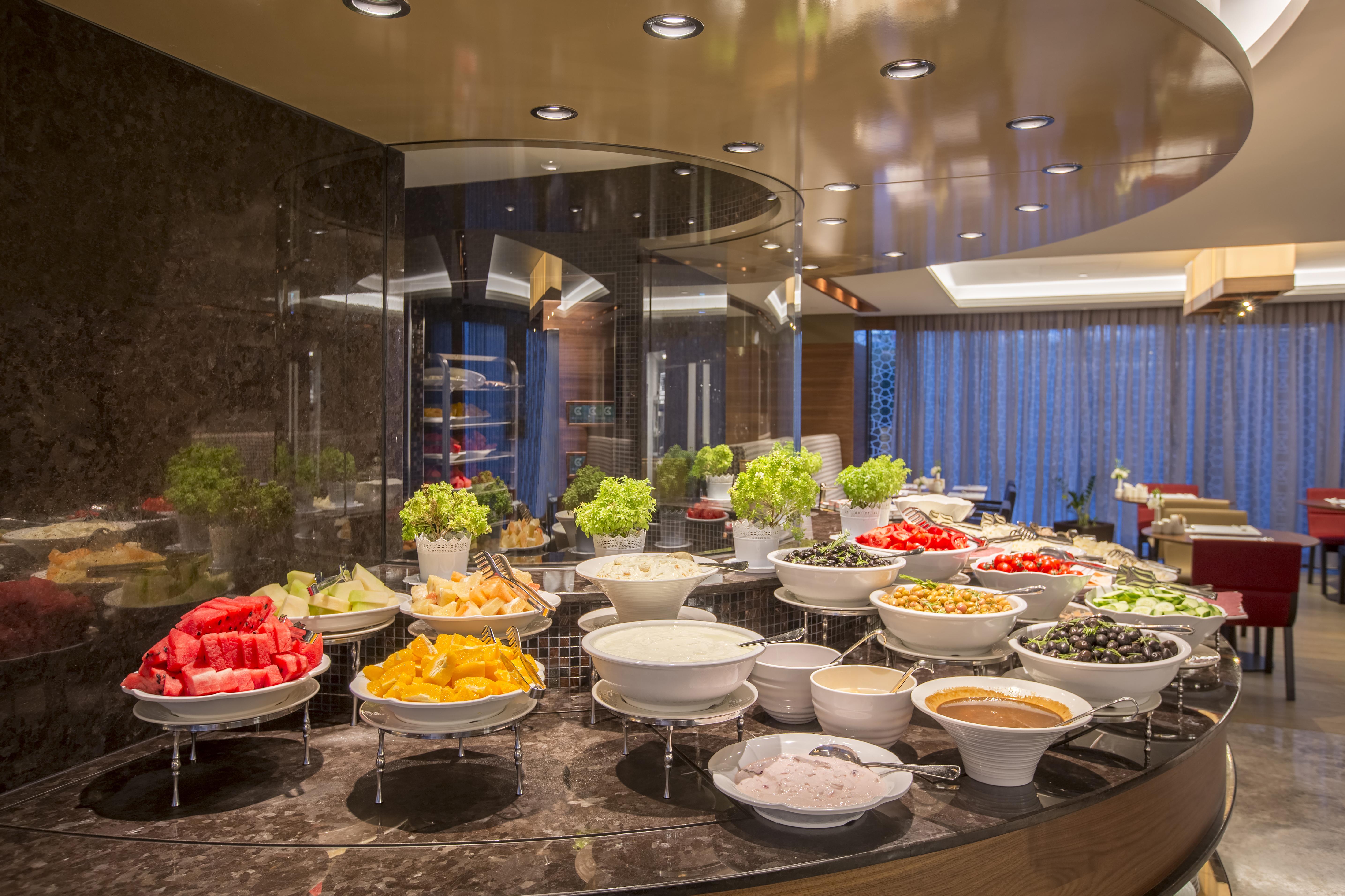 Отель Golden Tulip Istanbul Bayrampasa Экстерьер фото A buffet at a hotel