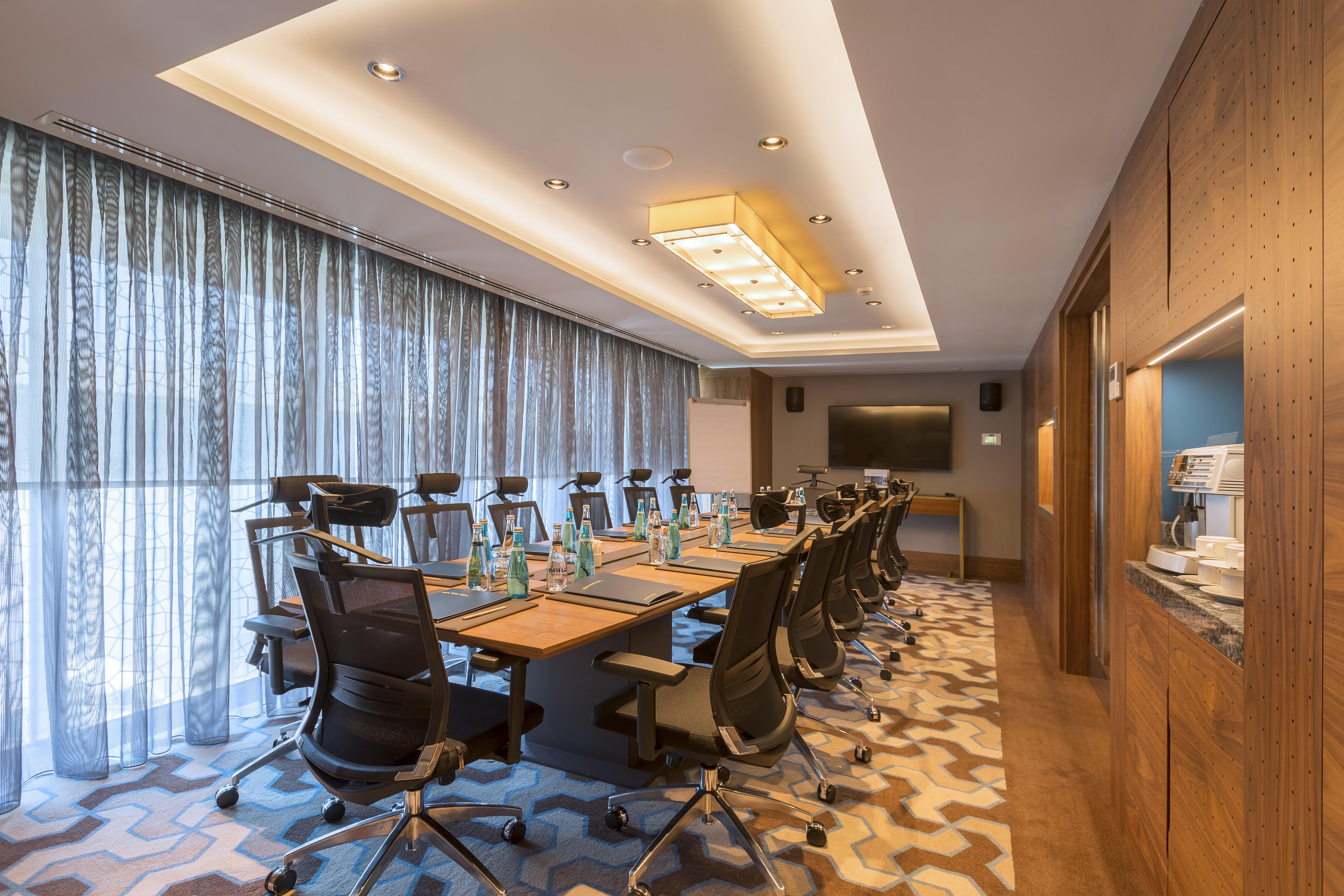 Отель Golden Tulip Istanbul Bayrampasa Экстерьер фото Meeting room