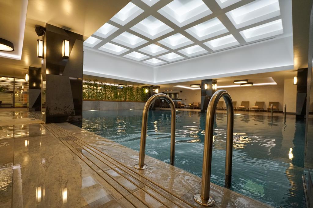 Отель Golden Tulip Istanbul Bayrampasa Экстерьер фото The swimming pool at the hotel